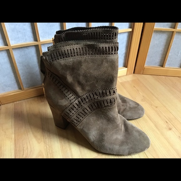 2 for 20$! Isola Evoda Suede Laser Cut Mid Bootie 6.5 - Picture 3 of 5